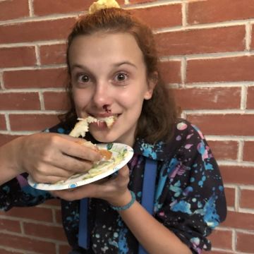 The shirt as worn by Millie Bobby Brown for the filming of season 3 of Stranger Things (post-Instagram @Milliebobbybrown)