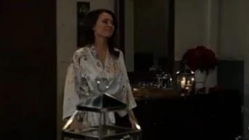 Flora Nikrooz Petra Túnica corta usada por Rebecca Herbst vista en el Hospital General 8 de julio de 2019