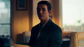 Veste noire portée par Martin Jones (Miles Teller) en Trop Vieux pour Mourir Jeune (Saison 1)