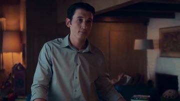 Chemise à Manches longues en gris porté par Martin Jones (Miles Teller) en Trop Vieux pour Mourir Jeune (Saison 1)