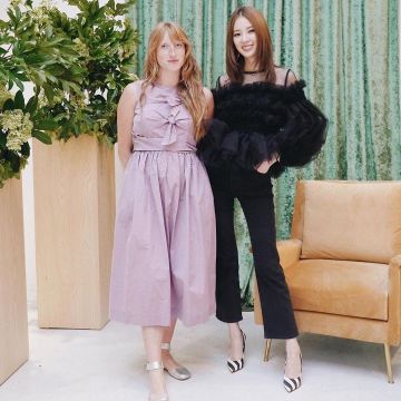 Dries van Noten tacones altos de satén blanco y negro usados por Inkyong Irene Kim en su cuenta de Instagram @ireneisgood