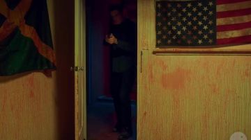 D'un Bleu profond Straight Jeans Pantalons portés par Martin Jones (Miles Teller) en Trop Vieux pour Mourir Jeune (S01)