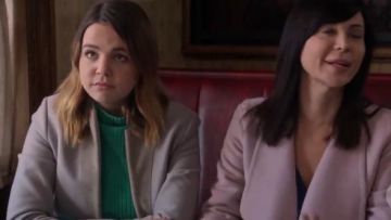 All Saints Leni Coat usado por Grace Russell (Bailee Madison) en Good Witch (S05E06)