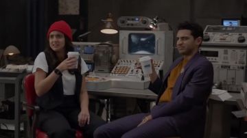 Traje gris oscuro de 2 piezas usado por Sanjay (Karan Soni) en Miracle Workers (Temporada 01)