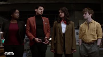 Camiseta negra Slim Fit de manga larga cuello tortuga usada por Sanjay (Karan Soni) en Miracle Workers (S01)