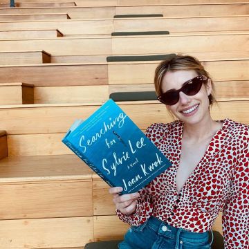 Chemise blanche avec coeur rouge porté par Emma Roberts sur le Instagram account @emmaroberts