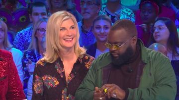 The printed shirt ,loose Cut and puffy sleeves with elastic cuffs Michèle Laroque in Key not at my post 09.07.2019