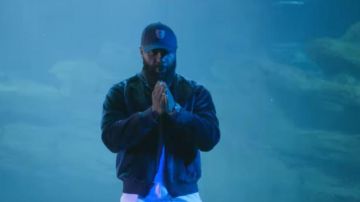 La gorra JR MISSION MARINE Jeune Riche Paris usada por Kaaris en el clip Nautilus de Alkpote