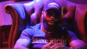 La camiseta negra Jeune Riche Paris usada por Kaaris en el clip Nautilus de Alkpote