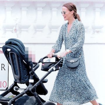 Aspinal Of London Portobello Bag With Chain In Navy Pebble usado por Pippa Middleton Londres 9 de julio de 2019