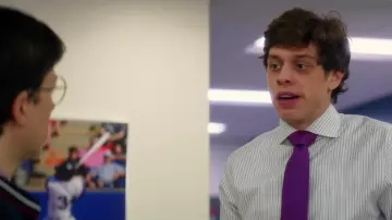 La cravate violette de Danny (Pete Davidson) dans Ce que veulent les hommes