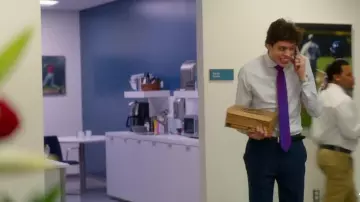 La chemise à rayures portée par Danny (Pete Davidson) dans Ce que veulent les hommes