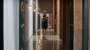 The tank top sport black worn by Captain Fucktastic (Kellan Lutz) in This that want men