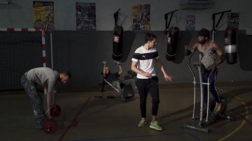 The pair of sneakers Yeezy of Ichem Boogy in the video Under Nuts- #4 "The Big Tony"