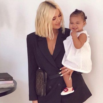 Fendi Bags Bugs Sneakers en rosa usadas por True Thompson Khloe Kardashian Instagram Pic marzo 26, 2019