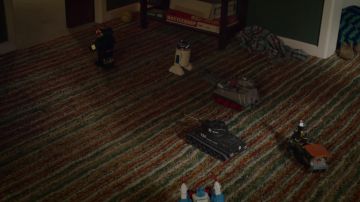 The Robot R2D2 from Dustin Henderson (Gaten Matarazzo) in Stranger Things (S03E01)