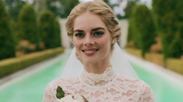 The earrings in pearl-worn by Grace (Samara Weaving) in Ready or Not