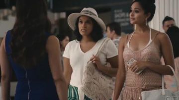 Madewell Modern V Neck Tie Front Tee usado por Justina Adorno en Grand Hotel (Temporada 01 Episodio 04)