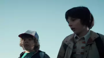La veste beige de Mike Wheeler (Finn Wolfhard) dans Stranger Things (S01E05)