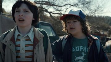 The T-shirt Waupaca green Dustin Henderson (Gaten Matarazzo) in Stranger Things Season 1 Episode 5