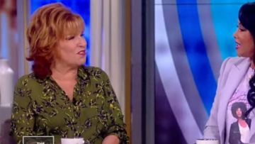 LAgence Nina Feuille-Imprimer Blouse en Soie porté par Joy Behar sur Le point de Vue le 9 JUILLET 2019