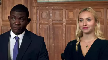 El vestido camisero negro con manga corta que lució Chloé Jouannet en el clip ¿Quién tiene la culpa? por Kery James feat. Orelsan