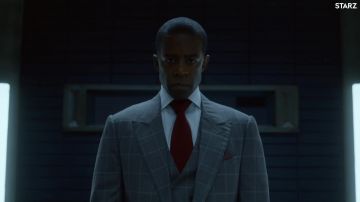 Traje gris de tres piezas usado por Conrad Grantchester (Adrian Lester) en The Rook (Temporada 01)