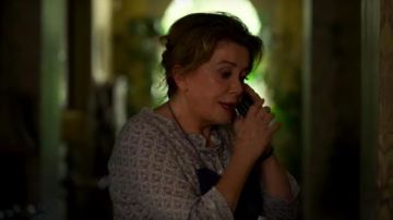 The purple shirt with motif and round long of Andrea (Catherine Deneuve) in Celebration of family