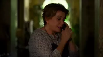 Camisa morada estampada de Andréa (Catherine Deneuve) con manga larga en Fête de famille