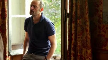 The polo dark blue short sleeve Vincent (Cédric Kahn) in Celebration of family