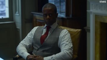 Camisa blanca de manga larga usada por Conrad Grantchester (Adrian Lester) en The Rook (Temporada 01 Episodio 01)