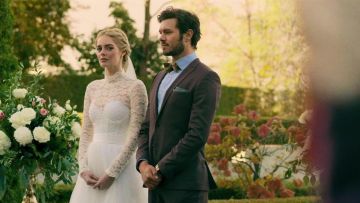 The blue shirt, long-sleeved, Daniel The Domas (Adam Brody) in Wedding Nightmare