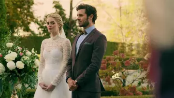 Camisa azul de manga larga de Daniel Le Domas (Adam Brody) en Wedding Nightmare