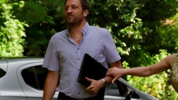 The blue shirt claire short sleeve Vincent (Cédric Kahn) in Celebration of family