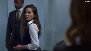 Blanc chemise à manches longues portées par Monica Reed (Olivia Munn) dans La Tour (Saison 01)
