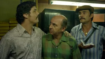 Gustavo Gaviria's (Juan Pablo Raba) blue striped shirt as seen in Narcos S01E01