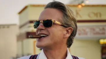 Mayor Larry Kline's (Cary Elwes) sunglasses as seen in Stranger Things (S03E06)