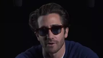 Jake Gyllenhaal est des lunettes de soleil comme on le voit dans Jake Gyllenhaal Explore TMNA avec des Chuchotements, des Bulles, et un Appareil photo | Célébrités TMNA | W Magazine