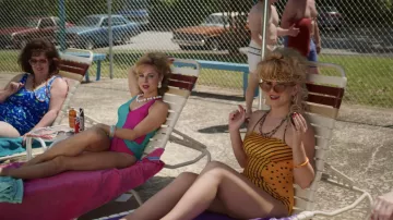 Le Maillot de bain rose et bleu de Karen Wheeler (Cara Buono) dans Stranger Things Saison 3 Episode 1