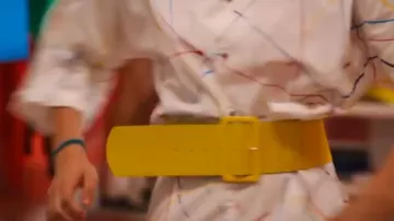 Gran cinturón amarillo de plástico usado por Eleven (Millie Bobby Brown) en Stranger Things Temporada 03 Episodio 02