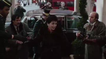 Le manteau noir en fourrure de Judy Garland (Renée Zellweger) dans Judy