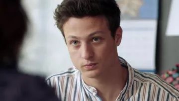 La camisa de cuello pull & Bear mao que lleva Arthur (Théo Cosset) en Tomorrow nos pertenece