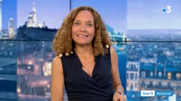 La Robe ajustée boutonnée aux épaules de Sandrine Aramon dans Soir 3