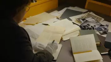 Les gants blancs de Lee Israel (Melissa McCarthy) dans Les Faussaires de Manhattan