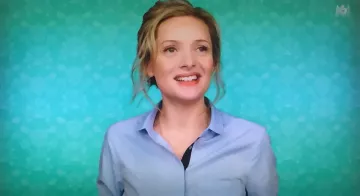 La camisa azul que lució Roxane (Charlie Bruneau) en En Famille del 10.7.2019