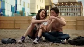 Sneakers Converse blue Lulu (Phoebe Waller-Bridge) in Crashing (S01E01)