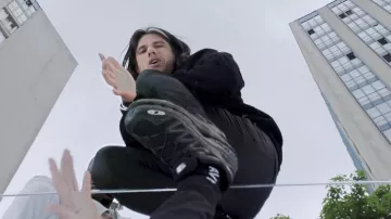 Les chaussettes noires Avnier de Orelsan dans le clip À qui la faute ? de Kery James