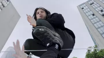 Los calcetines negros Avnier de Orelsan en el clip ¿Quién tiene la culpa? de Kery James