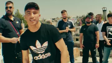 The black t-shirt Adidas Mero in her video clip OLABILIR