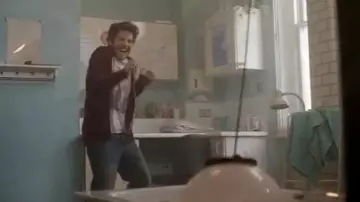 The hoody bordeaux worn by Anthony (Damien Molony) in Crashing (S01E01)